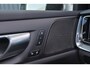 Volvo V60 T6 Plug-in hybrid AWD Plus Dark - IntelliSafe Assist & Surround - Harman/Kardon audio - Parkeercamera achter - Verwarmde voorstoelen, stuur & achterbank - Parkeersensoren voor & achter - Elektr. bedienb. voorstoelen met geheugen - 18' LMV