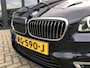 BMW 2-Serie Active Tourer 218i 136PK AUTOM. H.E. : LEER/PANO/HUD NAVI/LED/KEYLESS/2xPDC/ - 2E.EIG - NL AUTO - KM=NAP -