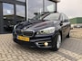 BMW 2-Serie Active Tourer 218i 136PK AUTOM. H.E. : LEER/PANO/HUD NAVI/LED/KEYLESS/2xPDC/ - 2E.EIG - NL AUTO - KM=NAP -