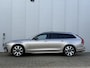 Volvo V90 T6 Automaat Plug-in hybrid AWD Ultra Dark | Adaptieve Cruise Control met Pilot Assist | Verwarmde Stoelen Voor&Achter | Verwarmbaar Stuurwiel | Panoramisch Schuif-/kanteldak | Gelamineerde zijruiten en achterruit | Harman Kardon | Head-Up Display | Semi- Elektrische Trekhaak | 360º Camera | All-Seasonbanden | Blind Spot Information System | Verwarmbare achterbank | 19" Lichtmetalen wielen