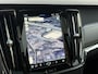 Volvo V90 T6 Automaat Plug-in hybrid AWD Ultra Dark | Adaptieve Cruise Control met Pilot Assist | Verwarmde Stoelen Voor&Achter | Verwarmbaar Stuurwiel | Panoramisch Schuif-/kanteldak | Gelamineerde zijruiten en achterruit | Harman Kardon | Head-Up Display | Semi- Elektrische Trekhaak | 360º Camera | All-Seasonbanden | Blind Spot Information System | Verwarmbare achterbank | 19" Lichtmetalen wielen