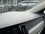 Volvo V90 T6 Automaat Plug-in hybrid AWD Ultra Dark | Adaptieve Cruise Control met Pilot Assist | Verwarmde Stoelen Voor&Achter | Verwarmbaar Stuurwiel | Panoramisch Schuif-/kanteldak | Gelamineerde zijruiten en achterruit | Harman Kardon | Head-Up Display | Semi- Elektrische Trekhaak | 360º Camera | All-Seasonbanden | Blind Spot Information System | Verwarmbare achterbank | 19" Lichtmetalen wielen