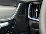 Volvo V90 T6 Automaat Plug-in hybrid AWD Ultra Dark | Adaptieve Cruise Control met Pilot Assist | Verwarmde Stoelen Voor&Achter | Verwarmbaar Stuurwiel | Panoramisch Schuif-/kanteldak | Gelamineerde zijruiten en achterruit | Harman Kardon | Head-Up Display | Semi- Elektrische Trekhaak | 360º Camera | All-Seasonbanden | Blind Spot Information System | Verwarmbare achterbank | 19" Lichtmetalen wielen