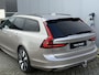 Volvo V90 T6 Automaat Plug-in hybrid AWD Ultra Dark | Adaptieve Cruise Control met Pilot Assist | Verwarmde Stoelen Voor&Achter | Verwarmbaar Stuurwiel | Panoramisch Schuif-/kanteldak | Gelamineerde zijruiten en achterruit | Harman Kardon | Head-Up Display | Semi- Elektrische Trekhaak | 360º Camera | All-Seasonbanden | Blind Spot Information System | Verwarmbare achterbank | 19" Lichtmetalen wielen