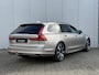 Volvo V90 T6 Automaat Plug-in hybrid AWD Ultra Dark | Adaptieve Cruise Control met Pilot Assist | Verwarmde Stoelen Voor&Achter | Verwarmbaar Stuurwiel | Panoramisch Schuif-/kanteldak | Gelamineerde zijruiten en achterruit | Harman Kardon | Head-Up Display | Semi- Elektrische Trekhaak | 360º Camera | All-Seasonbanden | Blind Spot Information System | Verwarmbare achterbank | 19" Lichtmetalen wielen