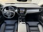 Volvo V90 T6 Automaat Plug-in hybrid AWD Ultra Dark | Adaptieve Cruise Control met Pilot Assist | Verwarmde Stoelen Voor&Achter | Verwarmbaar Stuurwiel | Panoramisch Schuif-/kanteldak | Gelamineerde zijruiten en achterruit | Harman Kardon | Head-Up Display | Semi- Elektrische Trekhaak | 360º Camera | All-Seasonbanden | Blind Spot Information System | Verwarmbare achterbank | 19" Lichtmetalen wielen