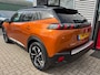 Peugeot e-2008 EV GT 50 kWh -SOH 95.75%-3 FASE-OPEN DAK-KEYLESS-LICHTMETALEN VELGEN-2 TONE LAK-LED-HALF LEDER-DODE HOEK-CAMERA-