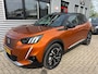 Peugeot e-2008 EV GT 50 kWh -SOH 95.75%-3 FASE-OPEN DAK-KEYLESS-LICHTMETALEN VELGEN-2 TONE LAK-LED-HALF LEDER-DODE HOEK-CAMERA-