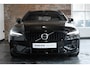 Volvo V60 T6 Plug-in hybrid AWD Plus Dark | Adaptive Cruise Control | 360° Parkeercamera | BLIS | Stoelverwarming | Stuurwielverwarming | Wegklapbare trekhaak | Harman Kardon Premium Audio | Google infotainment
