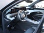 Peugeot e-5008 SUV Allure Avantage 73 kWh 205PK | 1ste eigenaar | ACCURAPPORT 97% | AppleCarplay/AndroidAuto | Stoel/StuurVerwarming | Rondomzicht camera | LED | Keyless | Navigatie | Adaptieve Cruise Control | 7-zits | Warmtepomp | Privacy Glass | Isofix | Parkeersensoren |