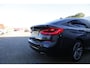 BMW 6-Serie Gran Turismo 640d xDrive 320PK M-Sport*BTW*Perfect BMW Onderh.*€15.300,-NETTO!*Pano/HUD/Massage/H&K/Stoelverw.V+A/Stuurverw./Adapt. LED/Elek. Klep/Memorie/Comfort Stoelen/Dodehoek/Rijstrook/Camera/Apple Carplay-Android/DAB/Sfeer/Standkachel/