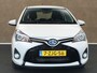 Toyota Yaris 1.5 Hybrid Lease - ORIGINEEL NEDERLANDSE AUTO - VOLLEDIG DEALER ONDERHOUDEN - CRUISE CONTROL - ACHTERUITRIJCAMERA - NAVIGATIE - LICHTMETALEN VELGEN 15 INCH