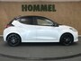 Toyota Yaris 1.5 Hybrid Bi-Tone - 100% ONDERHOUDEN! - NAVIGATIE - STOELVERWARMING - KEYLESS ENTRY & START - 17INCH ZWARTE LICHTMETALEN VELGEN - APPLE CARPLAY/ANDROID AUTO