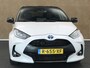Toyota Yaris 1.5 Hybrid Bi-Tone - 100% ONDERHOUDEN! - NAVIGATIE - STOELVERWARMING - KEYLESS ENTRY & START - 17INCH ZWARTE LICHTMETALEN VELGEN - APPLE CARPLAY/ANDROID AUTO