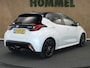 Toyota Yaris 1.5 Hybrid Bi-Tone - 100% ONDERHOUDEN! - NAVIGATIE - STOELVERWARMING - KEYLESS ENTRY & START - 17INCH ZWARTE LICHTMETALEN VELGEN - APPLE CARPLAY/ANDROID AUTO
