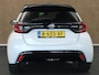 Toyota Yaris 1.5 Hybrid Bi-Tone - 100% ONDERHOUDEN! - NAVIGATIE - STOELVERWARMING - KEYLESS ENTRY & START - 17INCH ZWARTE LICHTMETALEN VELGEN - APPLE CARPLAY/ANDROID AUTO