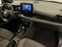 Toyota Yaris 1.5 Hybrid Bi-Tone - 100% ONDERHOUDEN! - NAVIGATIE - STOELVERWARMING - KEYLESS ENTRY & START - 17INCH ZWARTE LICHTMETALEN VELGEN - APPLE CARPLAY/ANDROID AUTO