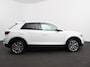 Volkswagen T-Roc 1.5 TSI Sport R-Design Automaat Navigatie Stoelverwarming Afneembare trekhaak Sfeerverlichting LED Lichtmetalen velgen Adaptieve cruise control Apple Carplay/ Andriod Auto Digitale cockpit