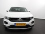Volkswagen T-Roc 1.5 TSI Sport R-Design Automaat Navigatie Stoelverwarming Afneembare trekhaak Sfeerverlichting LED Lichtmetalen velgen Adaptieve cruise control Apple Carplay/ Andriod Auto Digitale cockpit