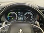 Mitsubishi Outlander 2.0 PHEV Deluxe 203Pk Automaat (SCHUIFDAK, NAVIGATIE, LEDER, STOELVERWARMING, ELEK SPORTSTOELEN, CAMERA, GETINT GLAS, TREKHAAK, NIEUWE APK, NIEUWSTAAT)
