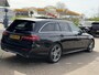 Mercedes-Benz E-klasse Estate 220 d 4Matic Premium Plus AMG LINE | BURMESTER | HEADUP DISPLAY DODEHOEK DETECTIE | NAVIGATIE | CAMERA | PANORAMADAK | ADAPTIVE CRUISE CONTROL | PARKEERSENSOREN | ELE WEG KLAPBARE TREKHAAK | LED | APPLE CARPLAY | STOELVERWARMING |