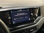 Volkswagen Polo 1.0 TSI Sportline Automaat (VIRTUAL COCKPIT, APPLE CARPLAY, KEYLESS, GROOT NAVI, CLIMATE, SPORTSTOELEN, LM VELGEN, CAMERA, GETINT GLAS, NIEUWSTAAT)