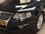 Volkswagen Passat Variant 3.2 V6 Highline 4M 251Pk Automaat (NAVIGATIE, LEDER, STOELVERWARMING, ADAPTIVE CRUISE, SPORTSTOELEN, GETINT GLAS, TREKHAAK, XENON, NIEUWSTAAT)