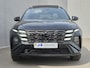 Hyundai Tucson 1.6 T-GDI HEV 215 pk N Line Sky / Facelift / Fabrieksgarantie tot 06-2029 / Dealer onderhouden / Panorama schuifdak / Navigatie / Camera 360° / Elektrische stoelen & klep / Stuur-, stoel- en achterbankverwarming / Apple Carplay Android / 19" LM wielen /