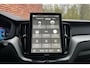 Volvo XC60 T6 Plug-in hybrid AWD Plus Black Edition | Luchtvering | 360 graden camera | Head-up display | Stoelverwarming voor | Panoramisch dak met schuif-/kantel functie | Harman Kardon geluidsinstallatie | Elektrisch verstelbare stoelen voor/achter | 21'' Lichtmetalen velgen | Verwarmbaar stuurwiel |
