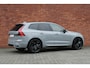 Volvo XC60 T6 Plug-in hybrid AWD Plus Black Edition | Luchtvering | 360 graden camera | Head-up display | Stoelverwarming voor | Panoramisch dak met schuif-/kantel functie | Harman Kardon geluidsinstallatie | Elektrisch verstelbare stoelen voor/achter | 21'' Lichtmetalen velgen | Verwarmbaar stuurwiel |