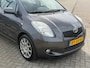 Toyota Yaris 1.3 VVTi Sol 5 DEURS! 1E EIGENAAR l NL AUTO NAP! NIEUWSTAAT VOL LEER l AIRCO l LMV l MTF-STUUR l NIEUWE APK l DEALER