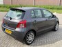 Toyota Yaris 1.3 VVTi Sol 5 DEURS! 1E EIGENAAR l NL AUTO NAP! NIEUWSTAAT VOL LEER l AIRCO l LMV l MTF-STUUR l NIEUWE APK l DEALER
