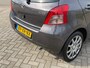 Toyota Yaris 1.3 VVTi Sol 5 DEURS! 1E EIGENAAR l NL AUTO NAP! NIEUWSTAAT VOL LEER l AIRCO l LMV l MTF-STUUR l NIEUWE APK l DEALER