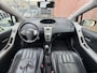 Toyota Yaris 1.3 VVTi Sol 5 DEURS! 1E EIGENAAR l NL AUTO NAP! NIEUWSTAAT VOL LEER l AIRCO l LMV l MTF-STUUR l NIEUWE APK l DEALER