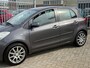 Toyota Yaris 1.3 VVTi Sol 5 DEURS! 1E EIGENAAR l NL AUTO NAP! NIEUWSTAAT VOL LEER l AIRCO l LMV l MTF-STUUR l NIEUWE APK l DEALER