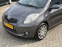 Toyota Yaris 1.3 VVTi Sol 5 DEURS! 1E EIGENAAR l NL AUTO NAP! NIEUWSTAAT VOL LEER l AIRCO l LMV l MTF-STUUR l NIEUWE APK l DEALER