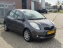 Toyota Yaris 1.3 VVTi Sol 5 DEURS! 1E EIGENAAR l NL AUTO NAP! NIEUWSTAAT VOL LEER l AIRCO l LMV l MTF-STUUR l NIEUWE APK l DEALER