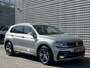Volkswagen Tiguan 1.4 TSI R-line / Digitaal dashboard / Pano / Navigatie / App connect / Camera / Zwenkbare trekhaak / Allseason /