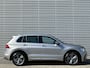 Volkswagen Tiguan 1.4 TSI R-line / Digitaal dashboard / Pano / Navigatie / App connect / Camera / Zwenkbare trekhaak / Allseason /