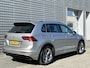 Volkswagen Tiguan 1.4 TSI R-line / Digitaal dashboard / Pano / Navigatie / App connect / Camera / Zwenkbare trekhaak / Allseason /