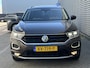 Volkswagen T-Roc 1.5 TSI Sport / Digitaal dashboard / Pano / Navigatie / App connect / Parkeersensoren V+A / Trekhaak / **