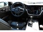Volvo V60 T6 AWD R-Design | Elektrisch verstelbare bestuurdersstoel met geheugen | Adaptive Cruise Control & Pilot Assist | Premium Audio by Bowers & Wilkins | Head-up display | Rondomzicht camera | Voorstoelen en stuurwiel verwarmd | Achterbank verwarmd | Koplampen adaptief | Trekhaak semi elektrisch | Keyless entry & drive | Dodehoekdetectie met correctie | Apple Carplay & Android Auto | Extra getint glas | Standkachel |