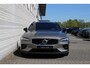 Volvo V60 T6 AWD R-Design | Elektrisch verstelbare bestuurdersstoel met geheugen | Adaptive Cruise Control & Pilot Assist | Premium Audio by Bowers & Wilkins | Head-up display | Rondomzicht camera | Voorstoelen en stuurwiel verwarmd | Achterbank verwarmd | Koplampen adaptief | Trekhaak semi elektrisch | Keyless entry & drive | Dodehoekdetectie met correctie | Apple Carplay & Android Auto | Extra getint glas | Standkachel |