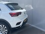 Volkswagen T-Roc 1.5 TSI Sport / Keyless Entry & Start  / Achteruitrijcamera / Apple Carplay & Android Auto  / DAB Radio  / Elektrische achterklep  / Lichtmetalen velgen 17”  /