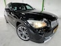 BMW X1 XDRIVE28I EXECUTIVE / 6-cilinder / Camera / Afneembare trekhaak / 18 inch / Automaat / Boekjes en documenten aanwezig.