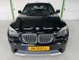 BMW X1 XDRIVE28I EXECUTIVE / 6-cilinder / Camera / Afneembare trekhaak / 18 inch / Automaat / Boekjes en documenten aanwezig.