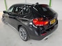 BMW X1 XDRIVE28I EXECUTIVE / 6-cilinder / Camera / Afneembare trekhaak / 18 inch / Automaat / Boekjes en documenten aanwezig.