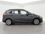 BMW 2-Serie Active Tourer 225i H.E. 230 PK AUT. *81.089 KM / ORIG. NL* + CARPLAY | HEAD-UP | LEDER | SFEERVERL. | STOELVERW.