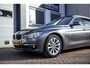 BMW 3-Serie Touring 320i Luxury Line|Pano|HUD|B48|Memory|Keyless|Trekhaak|BTW