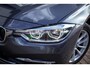 BMW 3-Serie Touring 320i Luxury Line|Pano|HUD|B48|Memory|Keyless|Trekhaak|BTW